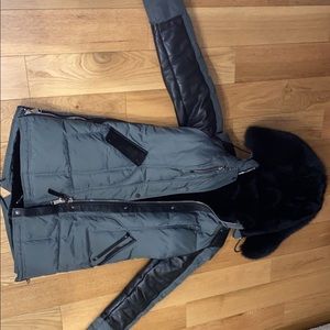 I am selling a brand new and slightly worn Nicole Benisti coat. Size P/S